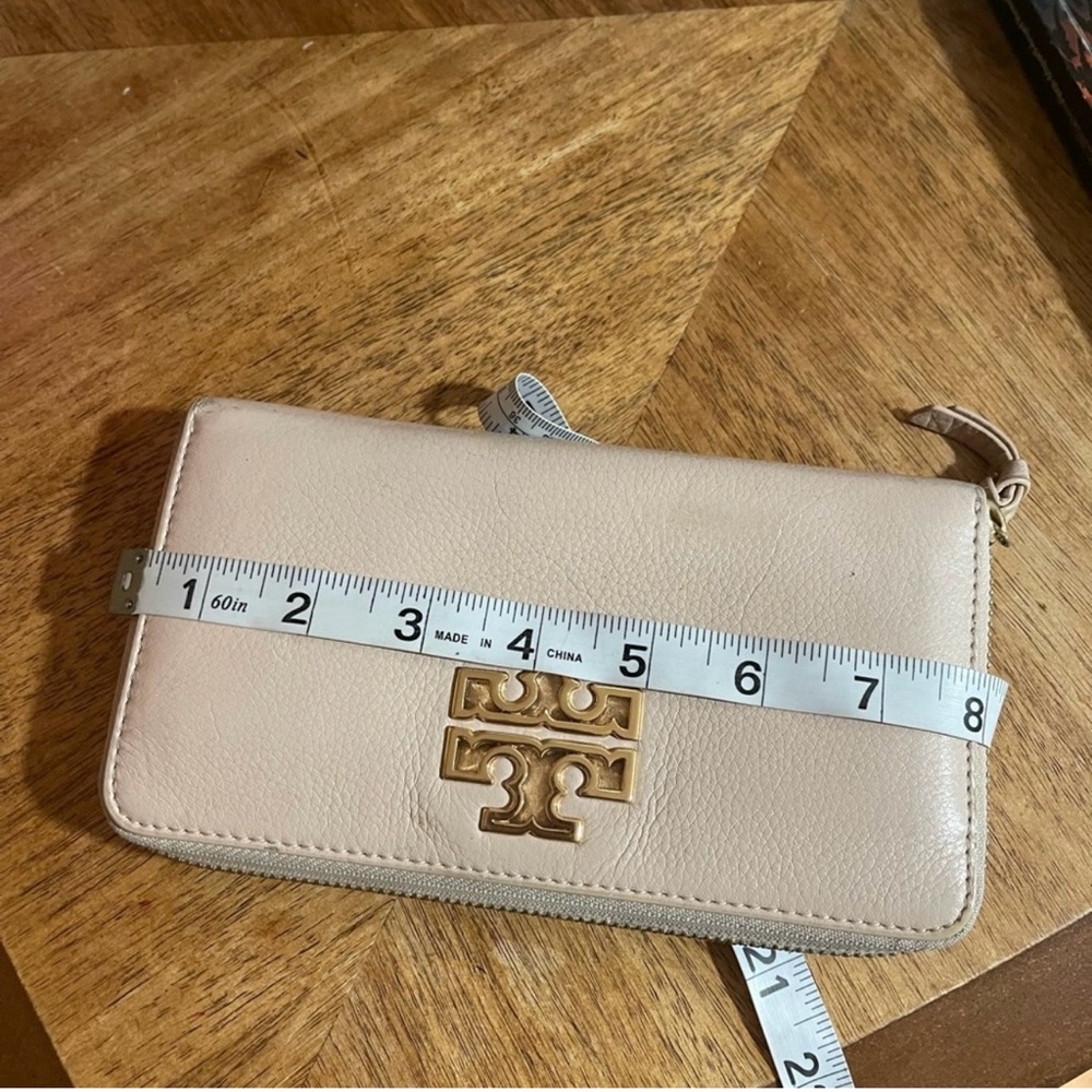 Tory Burch Cream Wallet with Gold Logo - Picture 12 of 15